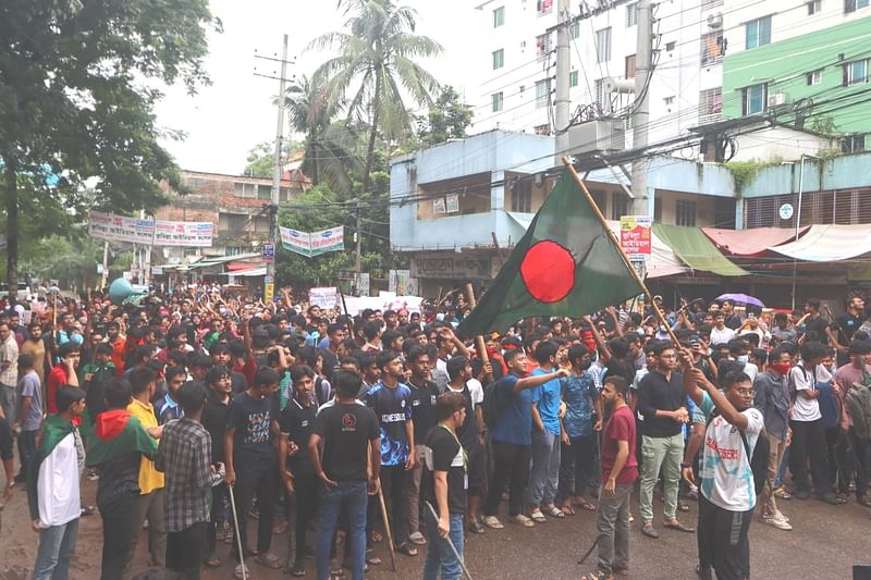 আজ সকাল ১০ টার দিকে কুমিল্লা জিলা স্কুল প্রাঙ্গণে জড়ো হয়ে বিক্ষোভ শুরু করে আন্দোলনকারীরা। এ সময় অনেকের হাতে লাঠিসোটা দেখা যায়